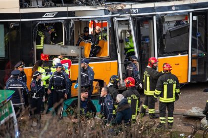 aumentan a dos los muertos en el descarrilamiento de un tranvía en el centro de milán
