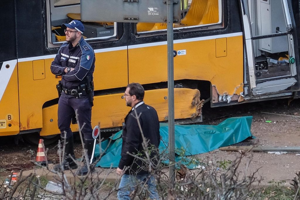 aumentan a dos los muertos en el descarrilamiento de un tranvía en el centro de milán