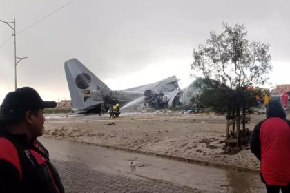 Reportan al menos 15 muertos y 30 heridos tras estrellarse un avión militar en El Alto, Bolivia