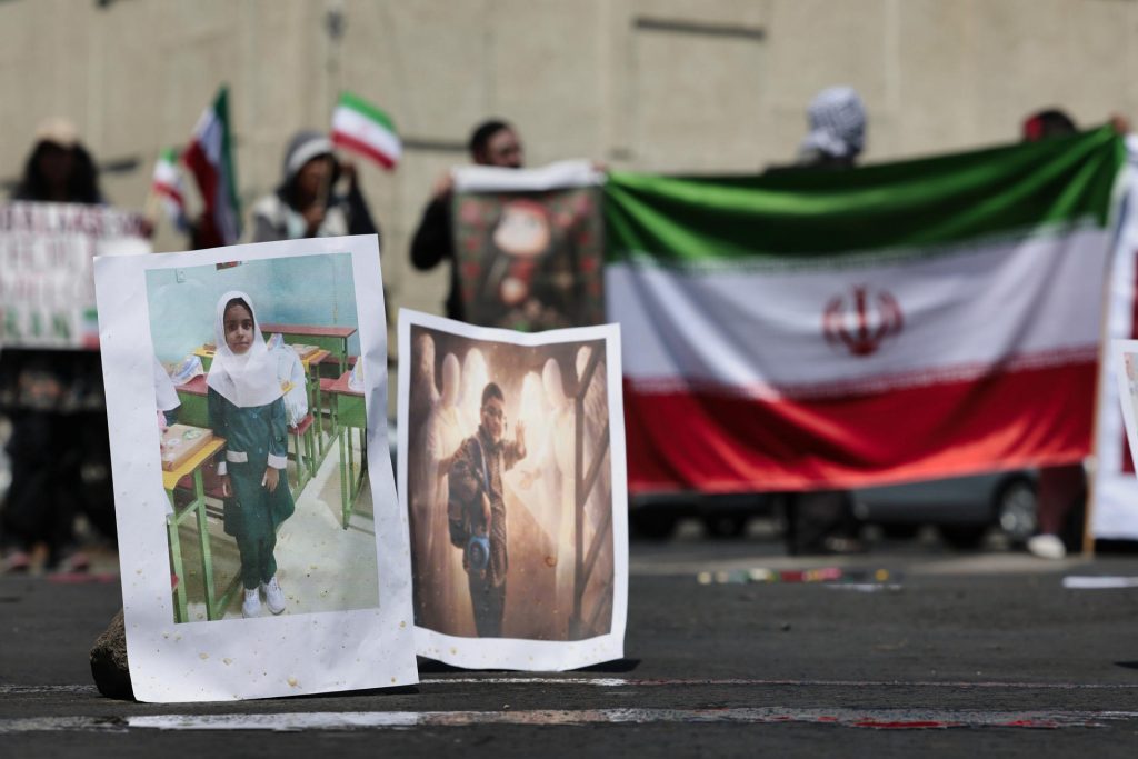 manifestantes en méxico prenden fuego al dios baal y exigen la paz en oriente medio