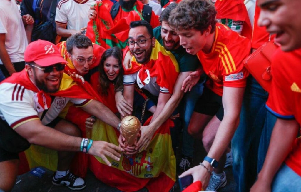 Españoles celebrando el triunfo de España en el Mundial