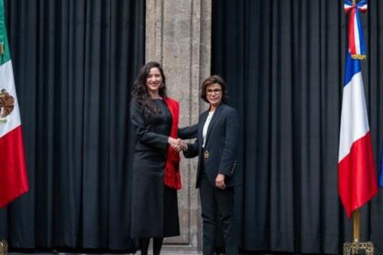 La secretaria de Cultura del Gobierno de México, Claudia Curiel de Icaza, y la ministra de Cultura de Francia, Rachida Dati