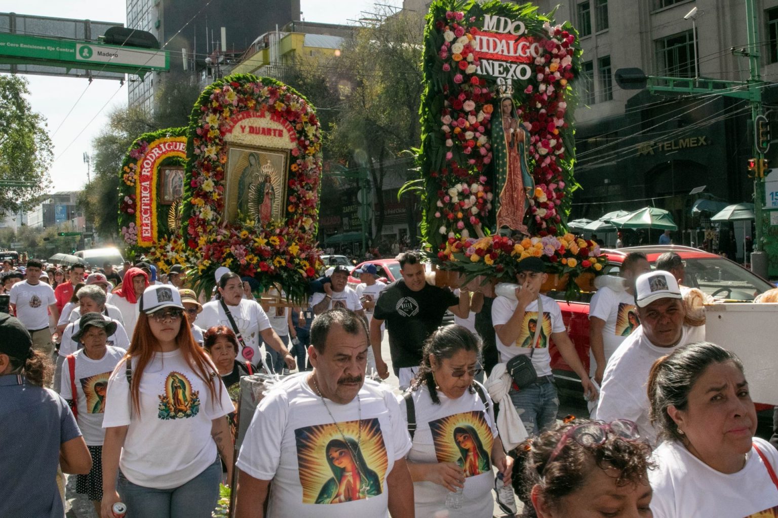 CIUDAD DE MÉXICO, 18NOVIEMBRE2024.- Al acercarse el mes de diciembre es común observar peregrinaciones hacia la Basílica de Guadalupe en honor a la Virgen de Guadalupe, que este próximo 12 de diciembre cumplirá un año más de su aparición al indígena Juan Diego en Cerro del Tepeyac. En la imagen guadalupanos sobre Eje Central. FOTO: MOISÉS PABLO/CUARTOSCURO.COM