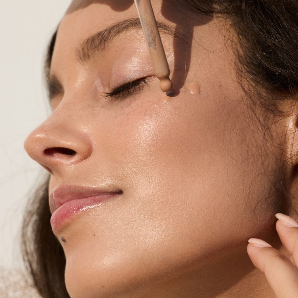 Maquillaje para la Navidad 2025: Brillo con mesura