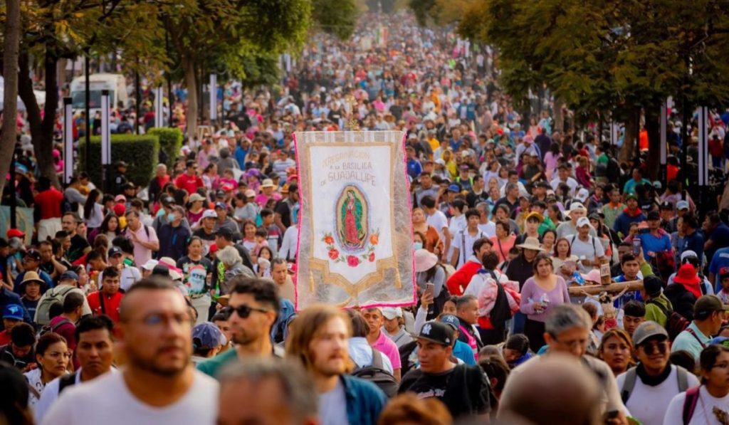 La Basílica de Guadalupe recibió 12.1 millones de peregrinos este año que fueron atendidos por el Gobierno de la Ciudad de México y la alcaldía Gustavo A Madero con motivo del 493 aniversario de las apariciones de la Virgen de Guadalupe. Con esta cifra, la Basílica de Guadalupe se posiciona como el centro religioso más visitado del mundo, superando a la Iglesia de San Pedro en el Vaticano por dos millones de visitantes. FOTO: ALCALDÍA GUSTAVO A. MADERO/CUARTOSCURO.COM