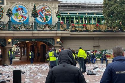 Trabajadores de limpieza protestan en Disneyland París: exigían mejoras laborales