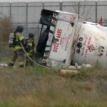 Pipa que transportaba gas se vuelca en la Peñón-Texcoco; autoridades cierran la vialidad