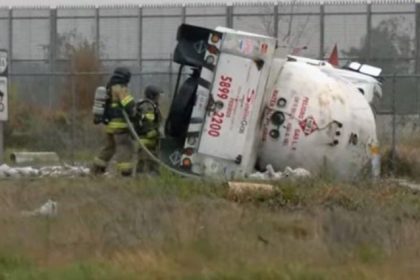 Pipa que transportaba gas se vuelca en la Peñón-Texcoco; autoridades cierran la vialidad