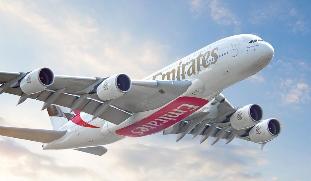 Aerolínea Emirates convierte su avión en trineo para saludo navideño