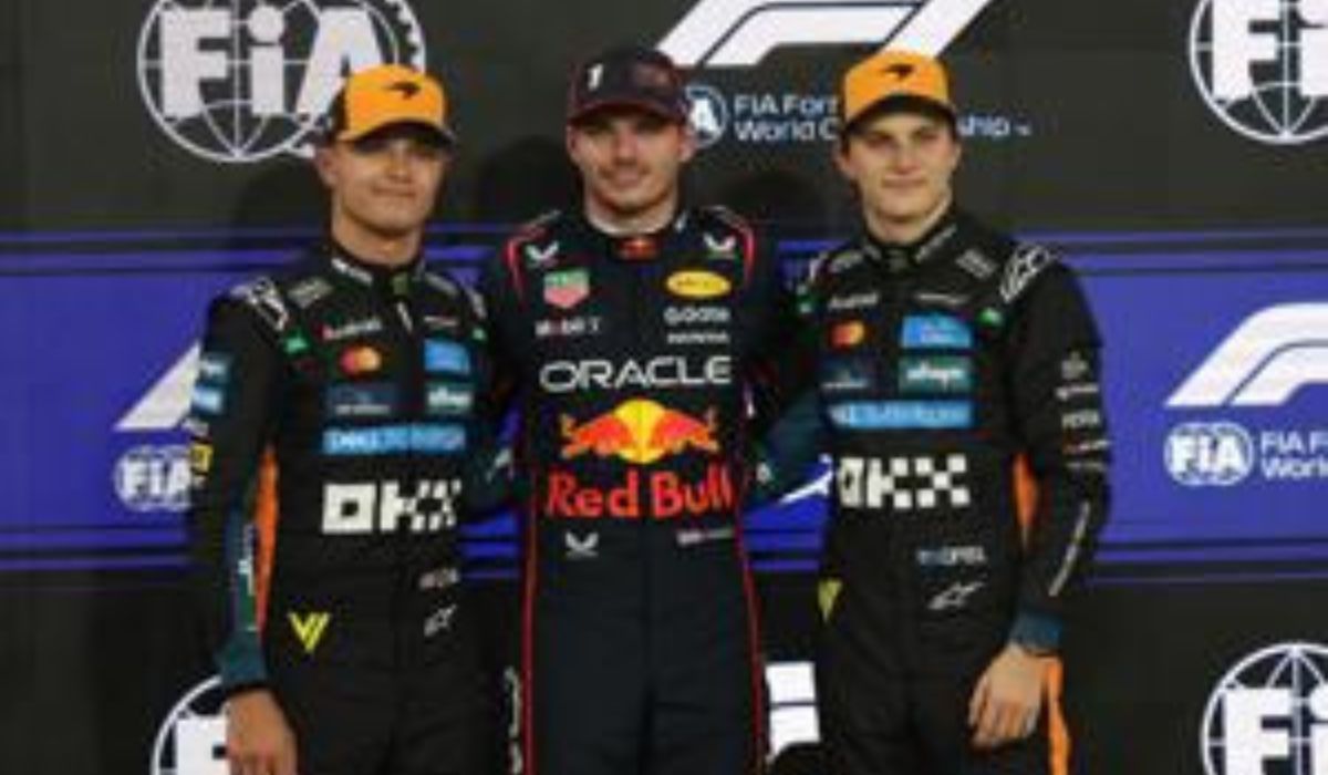 El cuádruple campeón mundial neerlandés Max Verstappen (Red Bull, c.), que buscará este domingo, desde la 'pole', el milagro deportivo de anotarse, por quinta vez seguida, el Mundial de Fórmula Uno, al que apunta por primera vez -y a su lado, desde la primera fila- el inglés Lando Norris (i.) en el Gran Premio de Abu Dabi, el último del año; en el que el otro piloto de McLaren, el australiano Oscar Piastri (d.), que sale tercero, también opta al título.