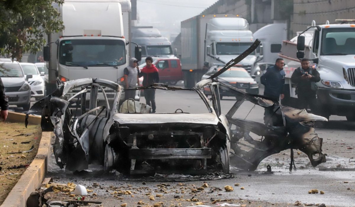 Explosión de taxi con pirotecnia provoca incendio en la México-Toluca