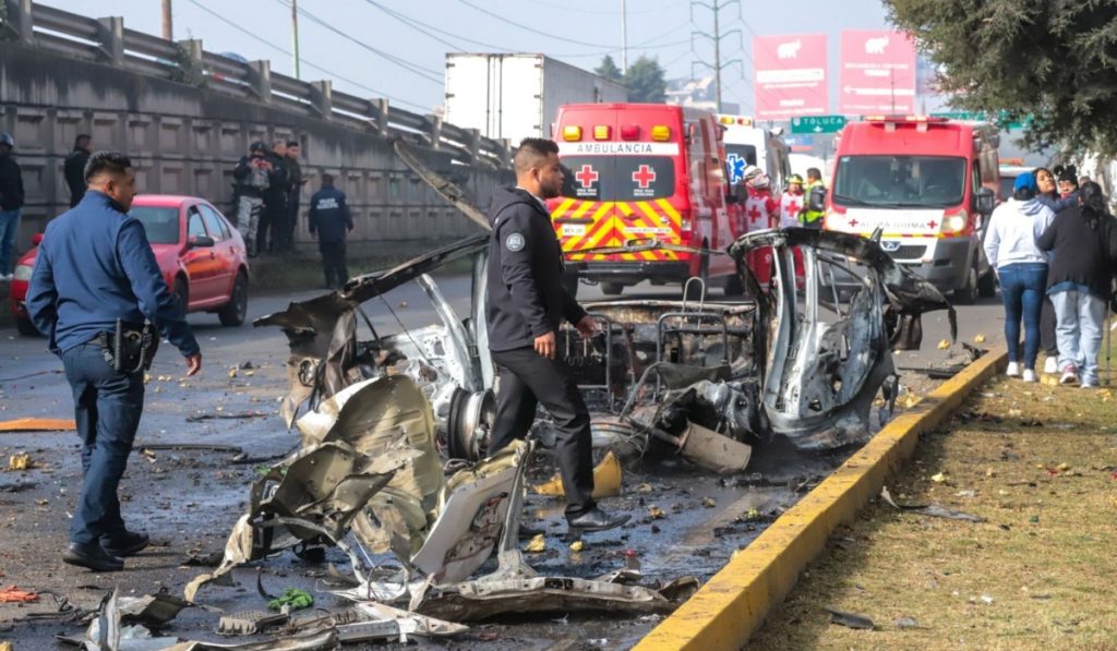 Explosión de taxi con pirotecnia provoca incendio en la México-Toluca