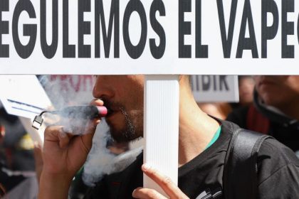 Una persona "vapea" durante una protesta afuera del Senado donde se discutirá la prohibición de los vapeadores