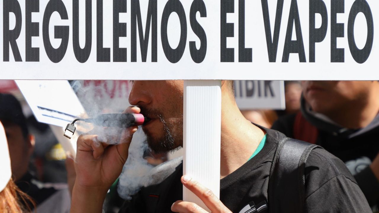 Una persona "vapea" durante una protesta afuera del Senado donde se discutirá la prohibición de los vapeadores