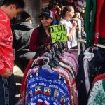 Personas asisten al Centro Histórico para realizar compras de regalos a un día de la víspera de navidad