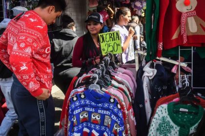Personas asisten al Centro Histórico para realizar compras de regalos a un día de la víspera de navidad