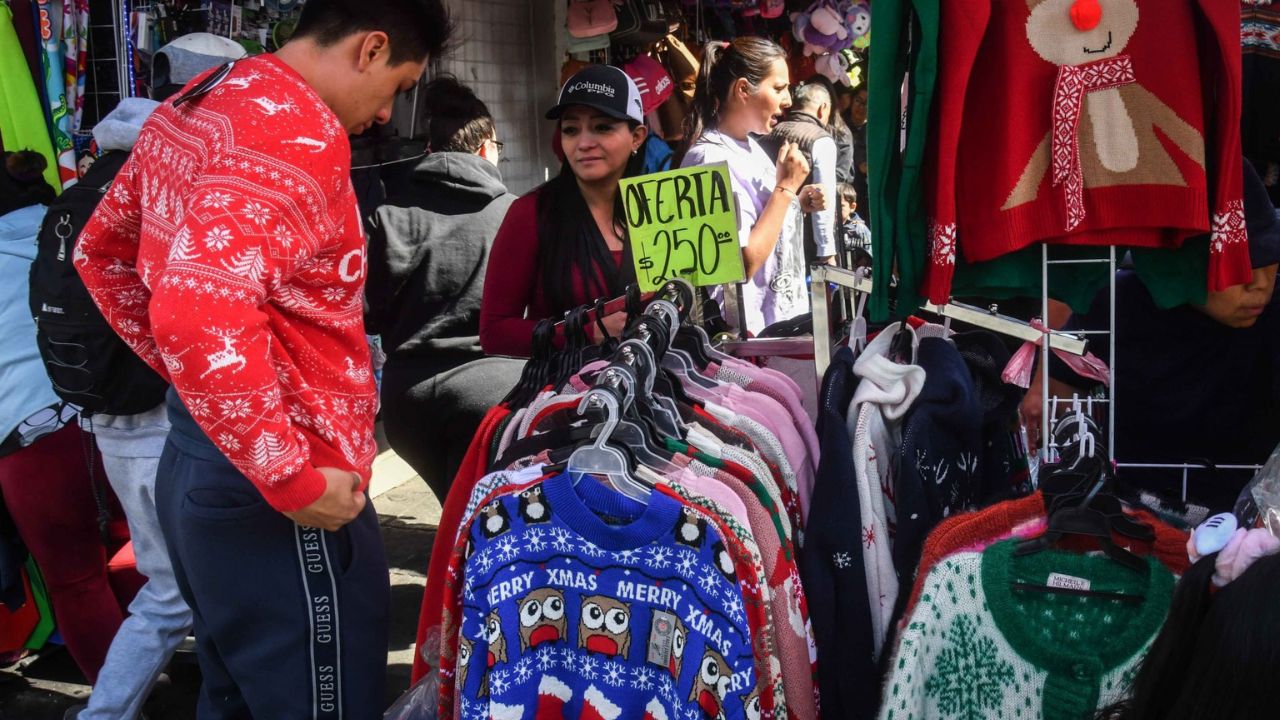 Personas asisten al Centro Histórico para realizar compras de regalos a un día de la víspera de navidad