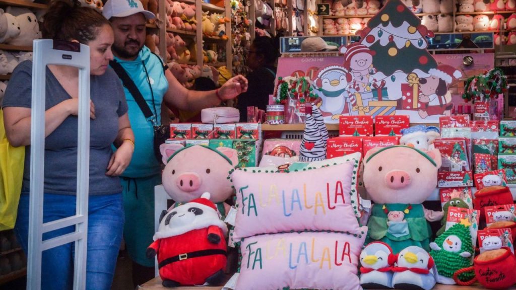 Personas asisten al Centro Histórico para realizar compras de regalos a un día de la víspera de navidad