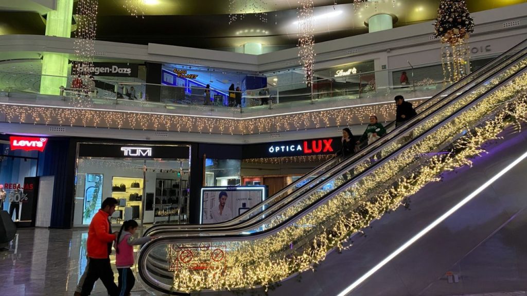 Capitalinos asisten a centros comerciales para realizar compras navideñas a un día de celebrarse la navidad