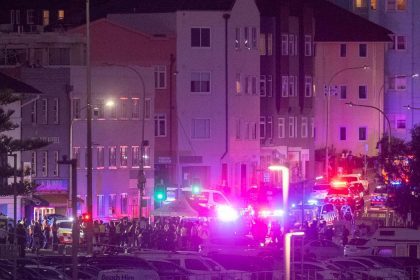 Agentes de policía y los servicios de emergencia trabajan en la zona de la playa de Bondi en Sídney, Australia