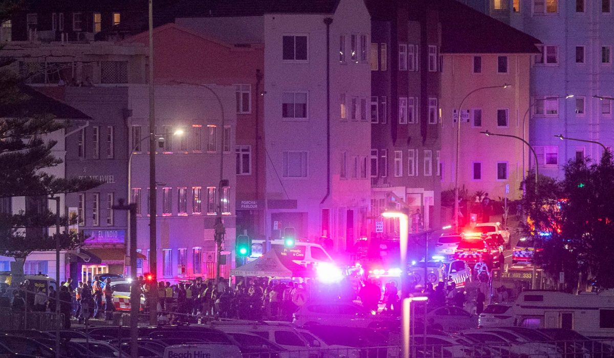 Agentes de policía y los servicios de emergencia trabajan en la zona de la playa de Bondi en Sídney, Australia