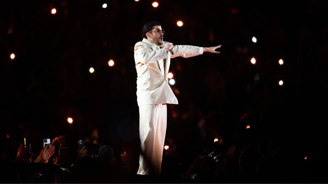 Bad Bunny durante un concierto como parte de su gira mundial ‘DeBÍ TiRAR MáS FOToS World Tour’ en el estadio Olímpico Félix Sánchez, en Santo Domingo