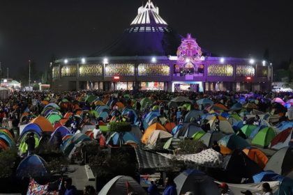 Miles de peregrinos pasarán la noche en la Basílica de Guadalupe.