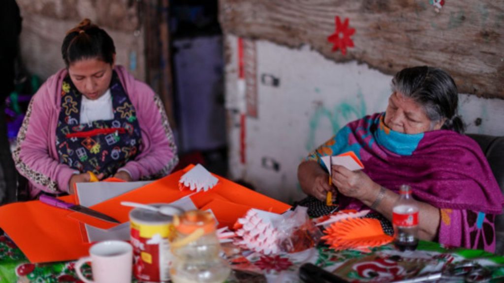 Artesanas mexicanas elaboran las tradicionales piñatas navideñas en el mercado de Sonora, este martes (ayer), en la Ciudad de México (México).