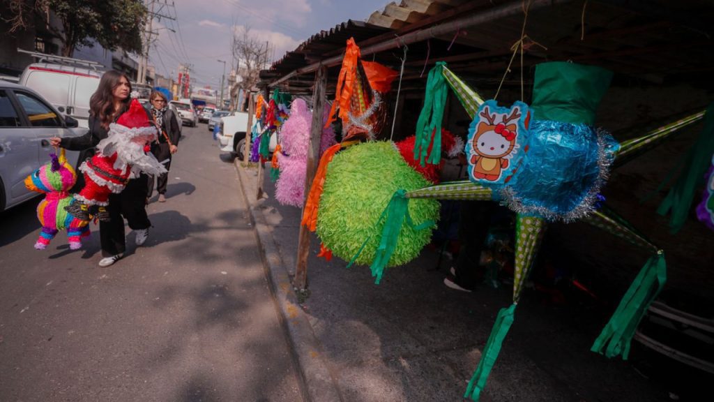 Comerciantes venden las tradicionales piñatas navideñas en el mercado de Sonora, este martes (ayer), en la Ciudad de México (México).
