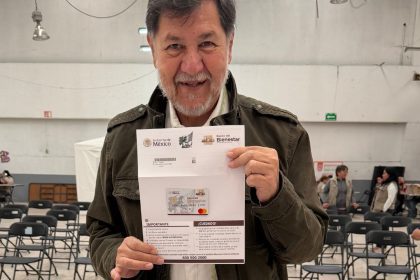 Gerardo Fernández Noroña recibe su tarjeta del Bienestar