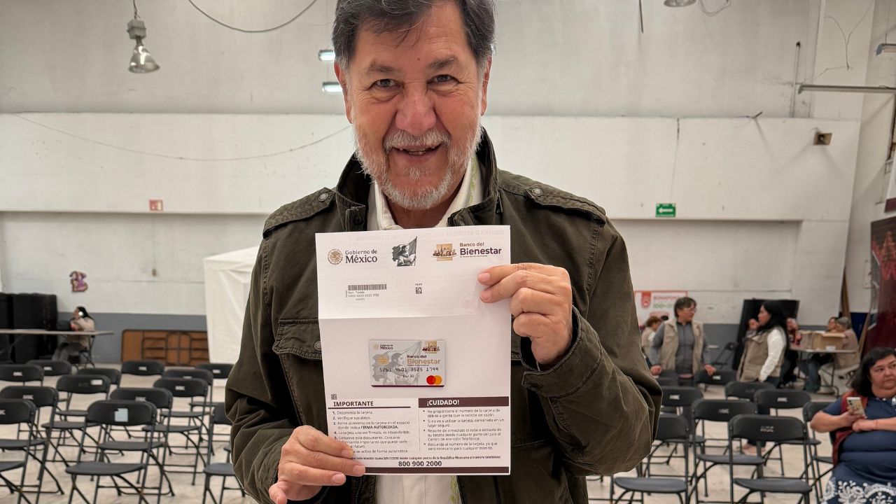 Gerardo Fernández Noroña recibe su tarjeta del Bienestar