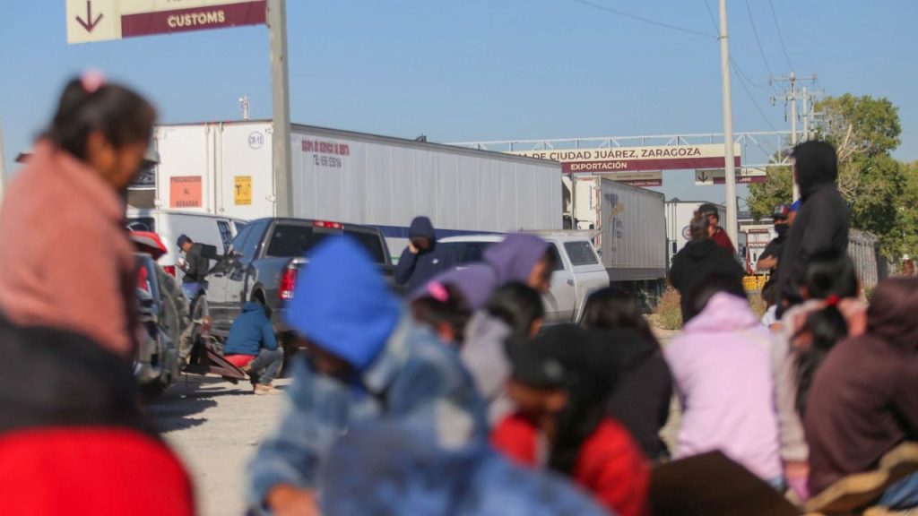 Productores agrícolas de distintos municipios del noroeste de Chihuahua mantienen este martes una manifestación pacífica en el puente Zaragoza, así como en los cruces de Santa Teresa y Puente Libre, en rechazo a la reforma a la Ley de Aguas Nacionales.