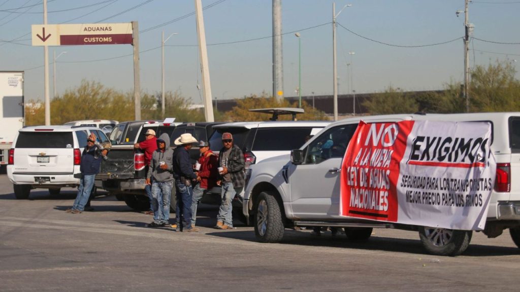 Productores agrícolas de distintos municipios del noroeste de Chihuahua mantienen este martes una manifestación pacífica en el puente Zaragoza, así como en los cruces de Santa Teresa y Puente Libre, en rechazo a la reforma a la Ley de Aguas Nacionales.