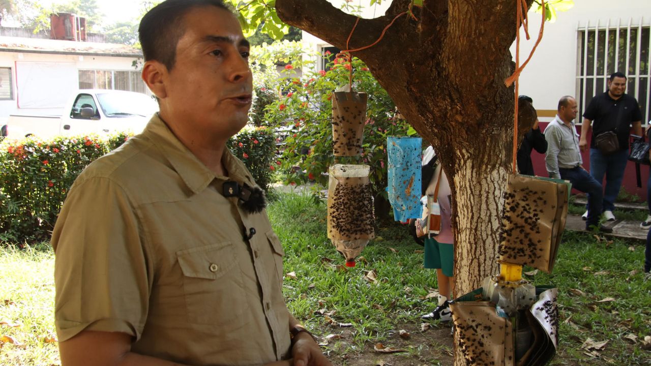El jefe del Centro de Apoyo para el Desarrollo Rural en Tapachula, Luis Citalán Chavarría, habla durante una entrevista con EFE este martes, en Tapachula (México).