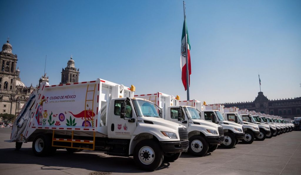 Inversión urbana en CDMX: Brugada entrega flota de 50 camiones recolectores de alta tecnología