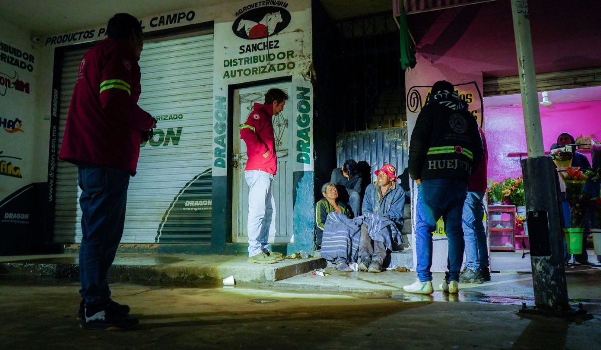 Por bajas temperaturas, autoridades de Huejutla brindan refugio a 11 personas en situación de calle