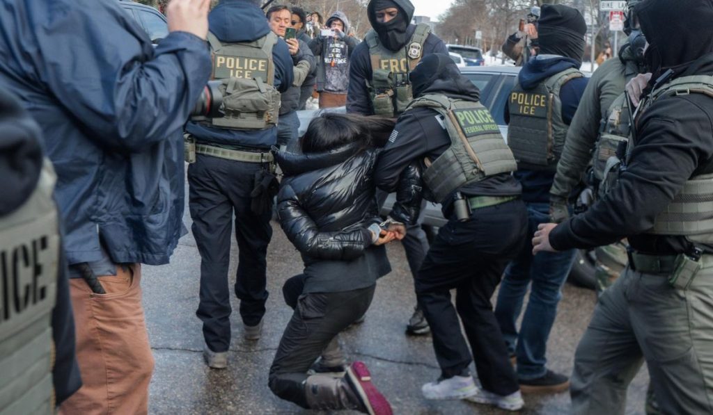 Ecuador protesta ante EU por intento de ingreso de un agente de ICE a su consulado en Minneapolis