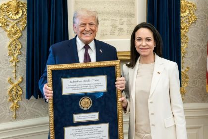 Trump asegura que María Corina Machado le “entregó” su Premio Nobel de la Paz en la Casa Blanca