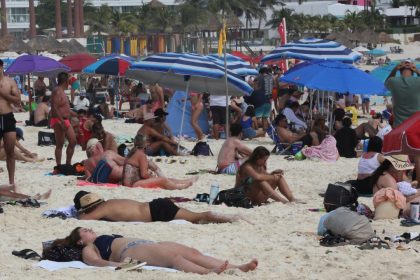 Turistas disfrutan de las playas el miércoles en el balneario de Cancún en el estado de Quintana Roo (México).