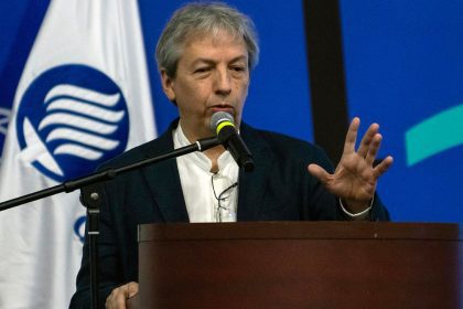 obtiene el mexicano david toscana el premio alfaguara de novela 2026 por el ejercito ciego 1