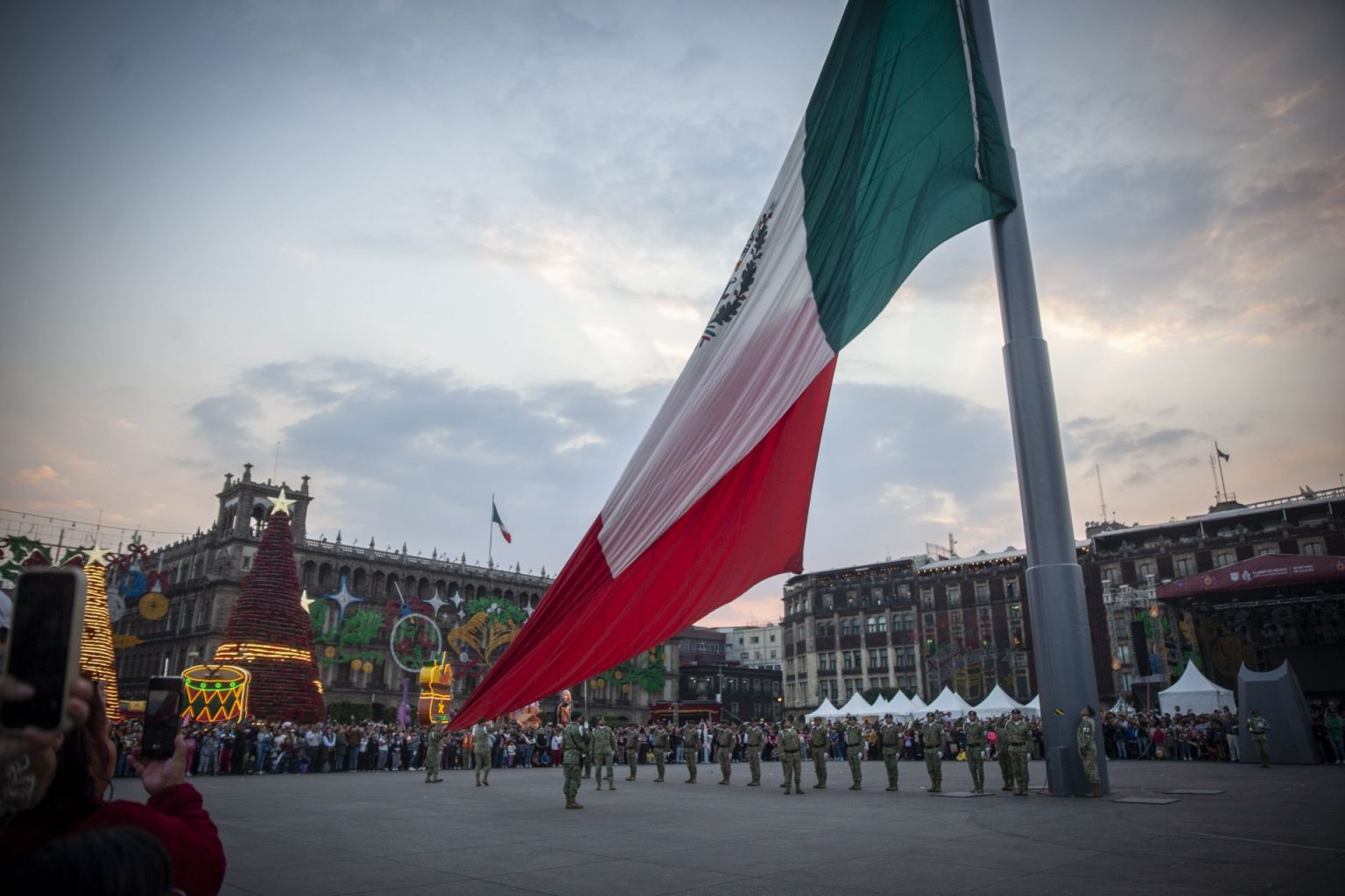izamiento de la bandera zócalo