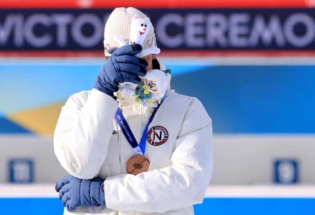el noruego sturla holm laegreid hace pública su infidelidad tras ganar el bronce en biatlón