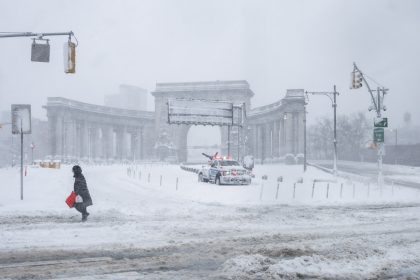 potente tormenta paraliza el noreste de ee.uu. y deja a nueva york bajo una nevada récord