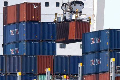 Trump considera bajar aranceles al acero y aluminio, según Financial Times