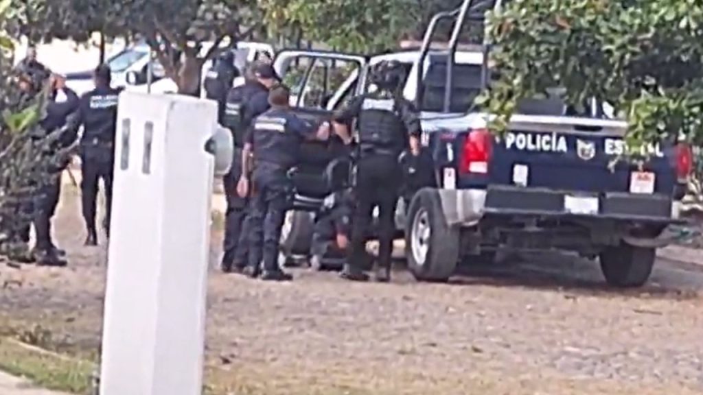 ataque armado en coquimatlan colima deja un policia estatal muerto y una oficial herida