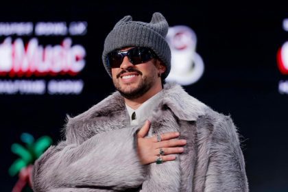 Bad Bunny hace un gesto durante la conferencia de prensa previa al Super Bowl LX y el espectáculo de medio tiempo de Apple Music en el Centro de Convenciones Moscone en San Francisco, California, EE. UU., el 5 de febrero de 2026.