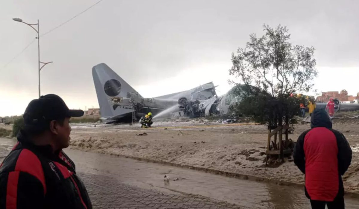 Reportan al menos 15 muertos y 30 heridos tras estrellarse un avión militar en El Alto, Bolivia
