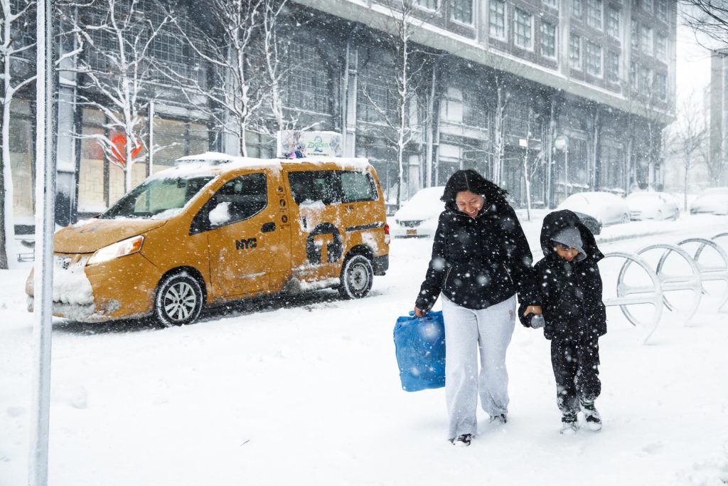 potente tormenta paraliza el noreste de ee.uu. y deja a nueva york bajo una nevada récord