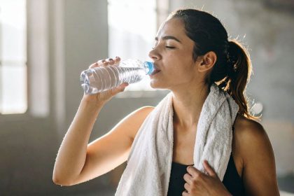 cuanta agua debes consumir al dia guia completa para mantenerte bien hidratado