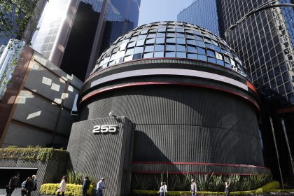 la bolsa mexicana cae 0,38 %, liga tres sesiones con retrocesos y baja a 70.885,22 puntos